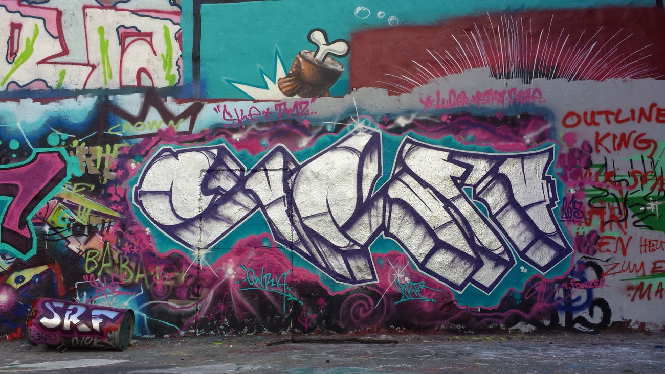 Graffiti Wall - Photo by EWRAZ - srf, ske