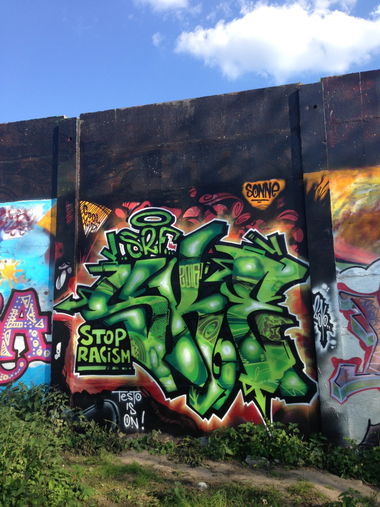 Graffiti Wall - Photo by EWRAZ - ske, srf