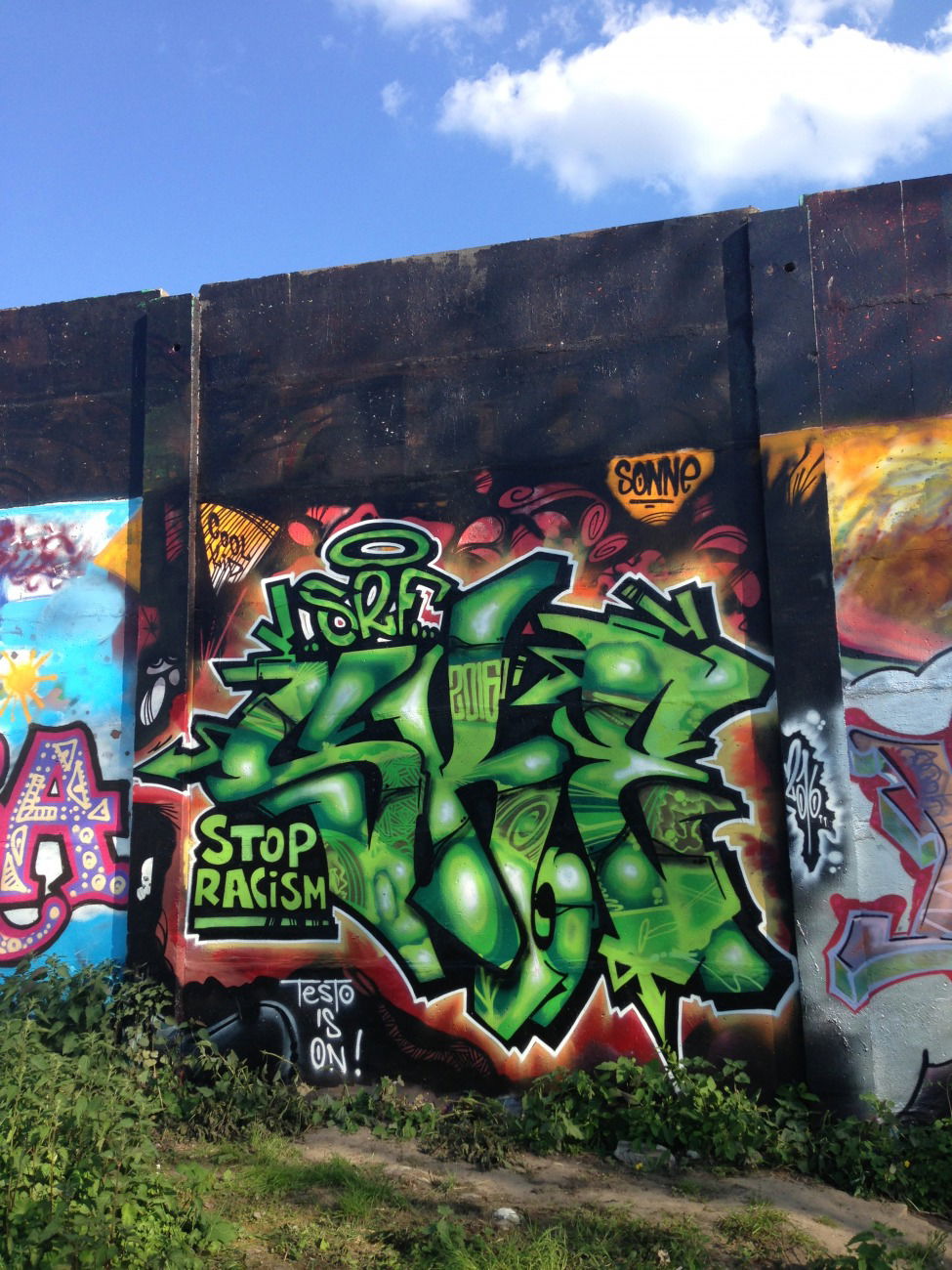 Graffiti Wall - Photo by EWRAZ - ske, srf