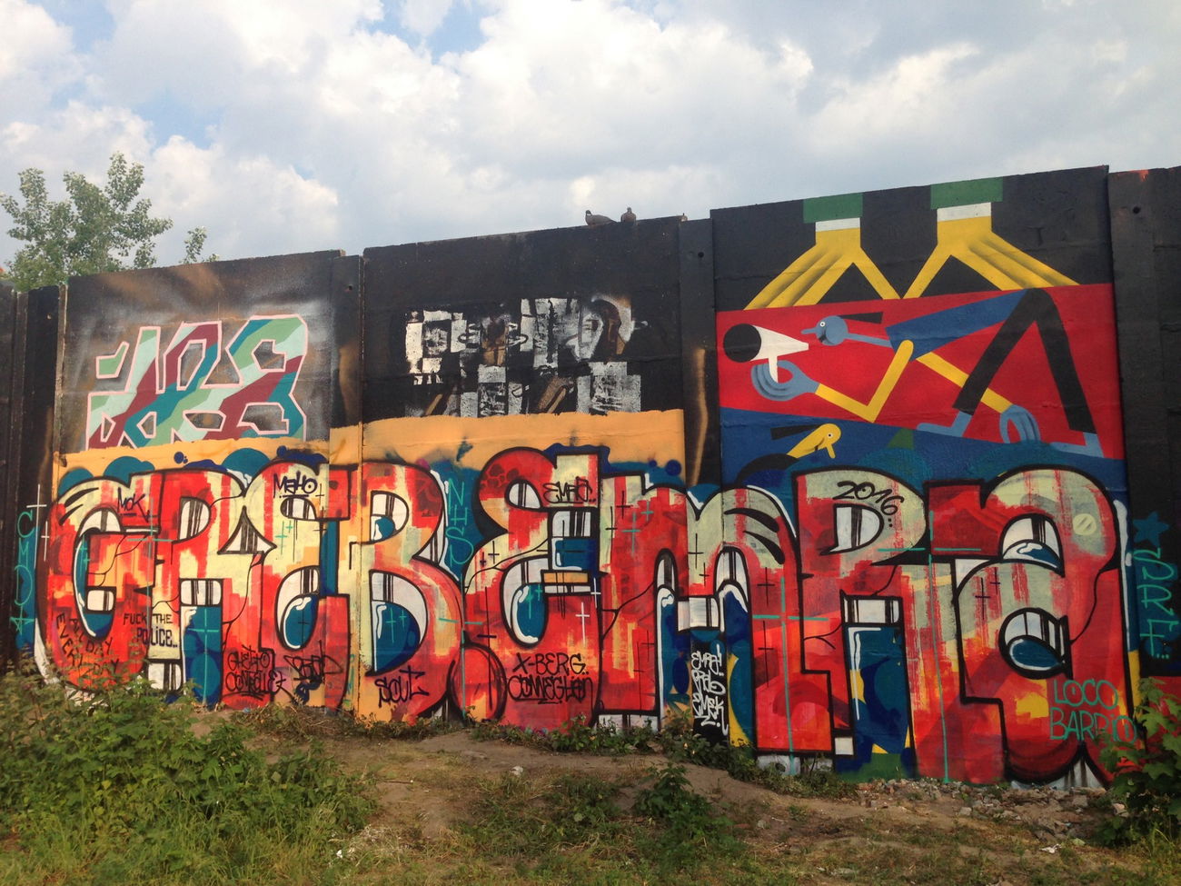 Graffiti Wall - Photo by EWRAZ - emra, grab