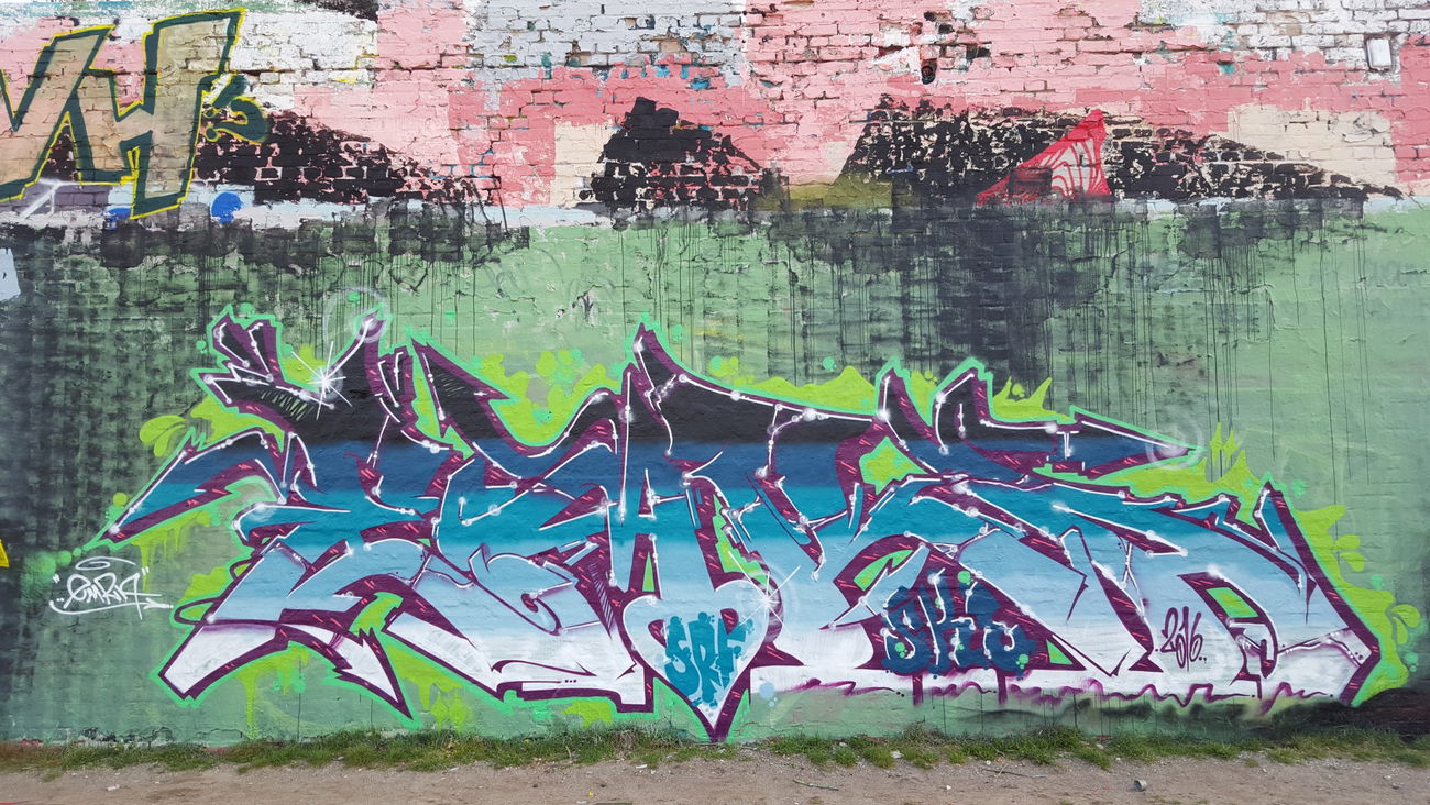 Graffiti Wall - Photo by EWRAZ - emra, srf