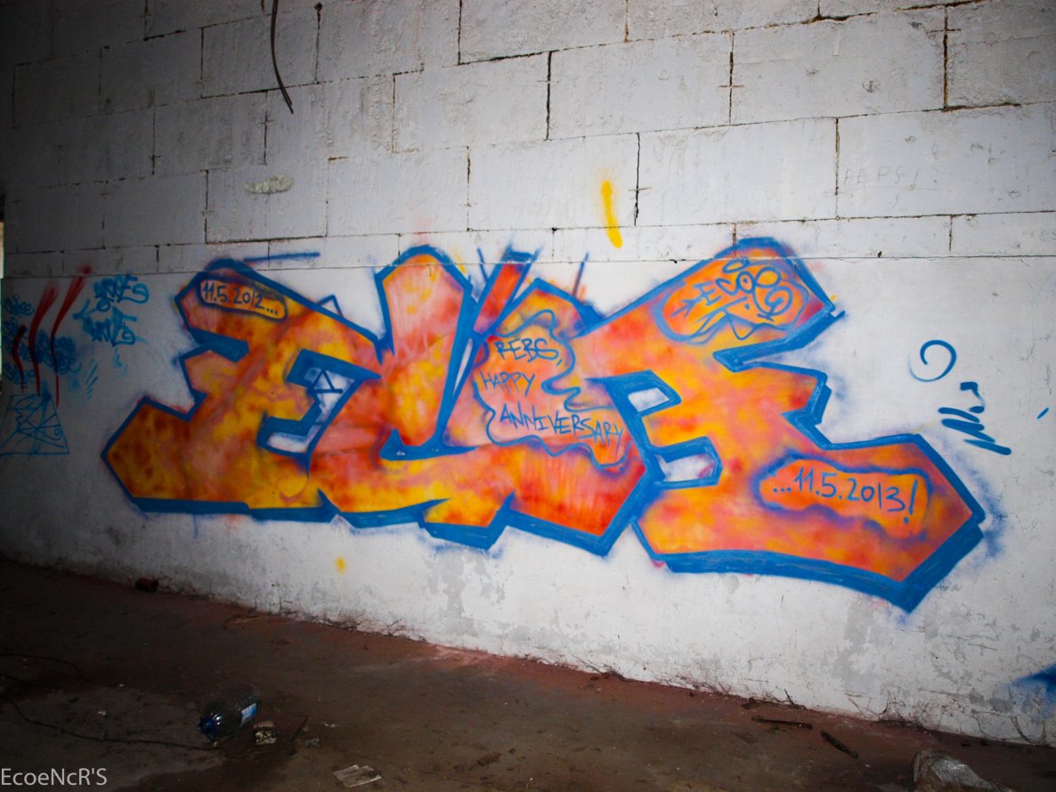 Graffiti Wall - Photo by EcoetwO - simple, orange, red (2013)