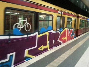 Graffiti Train - Photo by Edding - TCR, RCK