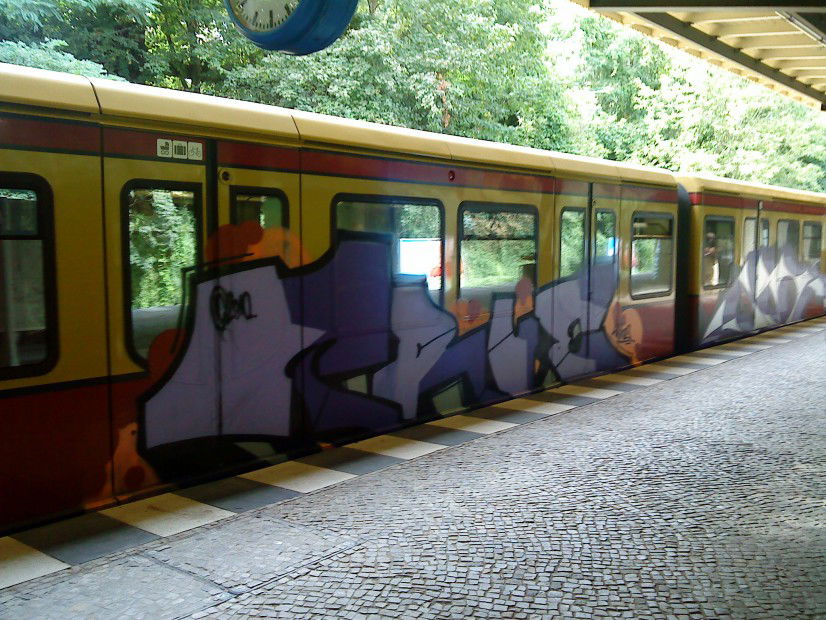 Graffiti Train in Berlin - Photo by Edding - True
