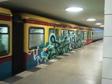 Graffiti Train in Berlin - Photo by Edding - Raish