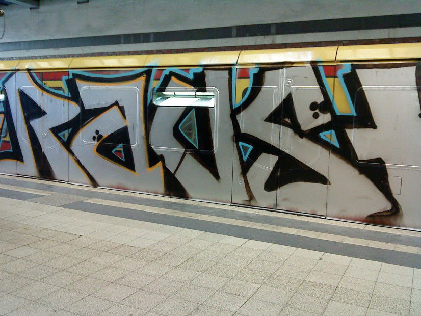 Graffiti Train in Berlin - Photo by Edding - Raush