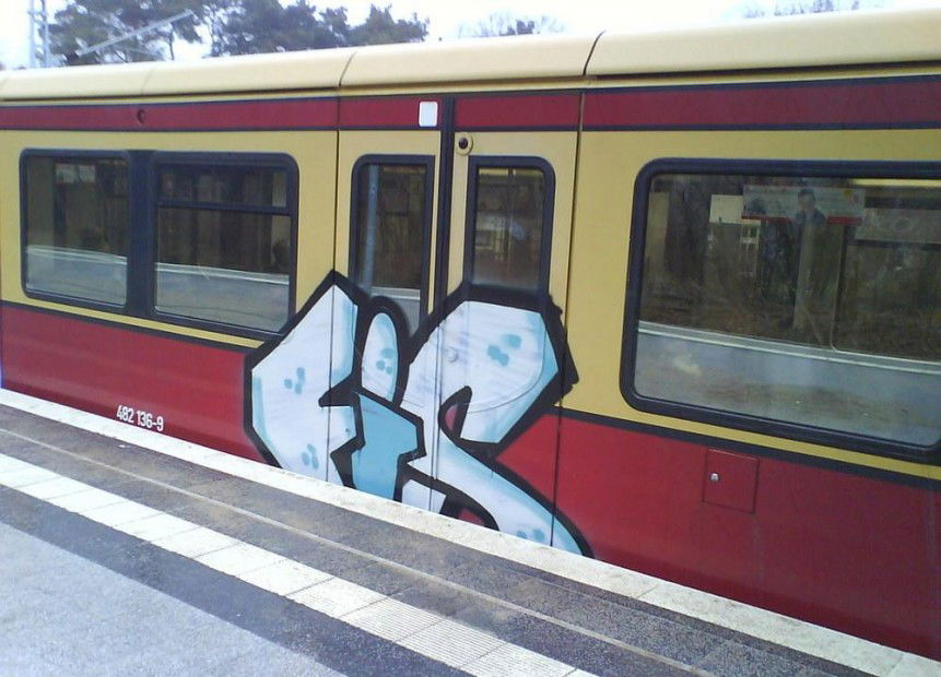 Graffiti Train in Berlin - Photo by Edding - Fis