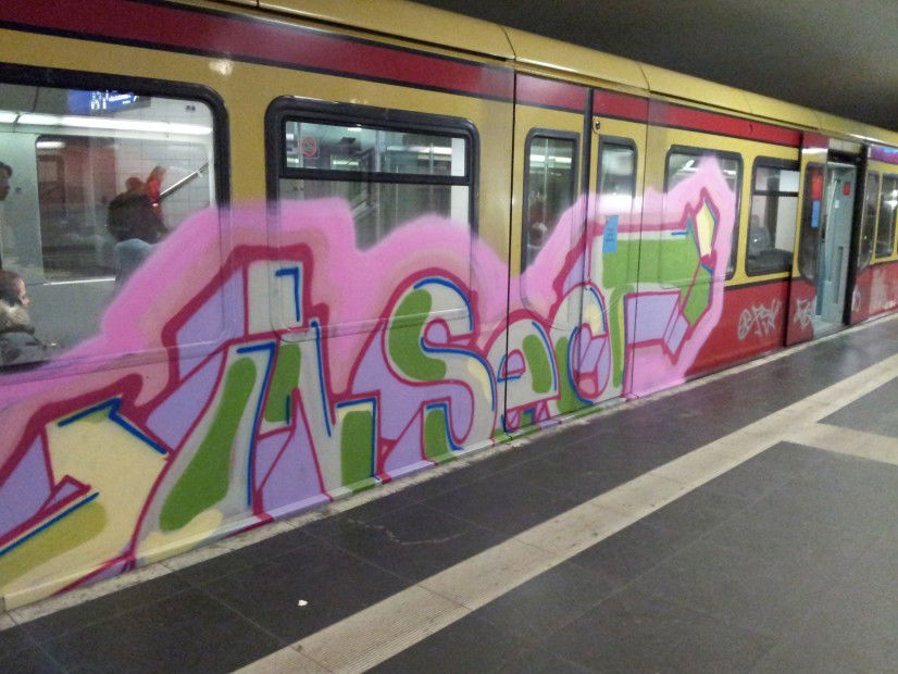 Graffiti Train in Berlin - Photo by Edding - Insect