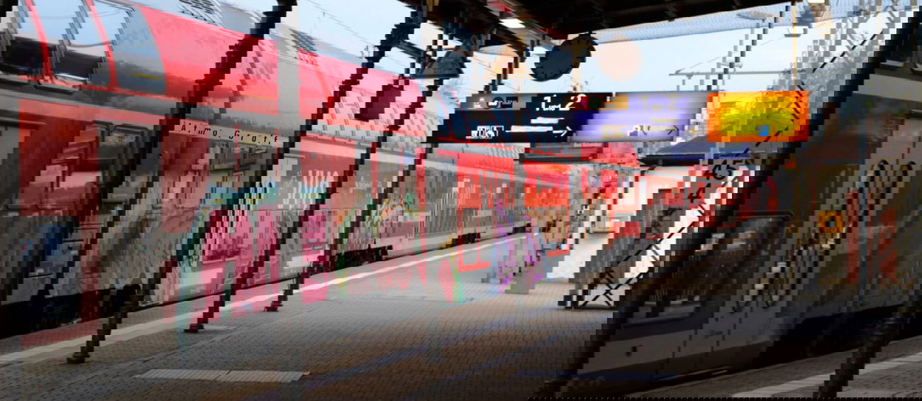 Graffiti Train - Photo by Egalist - Kerl, Hots, Pius (2015)