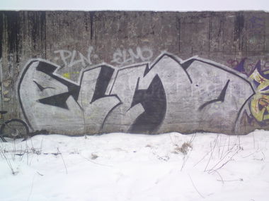 Graffiti Bombing - Photo by Elmoney - elmoney (2012)