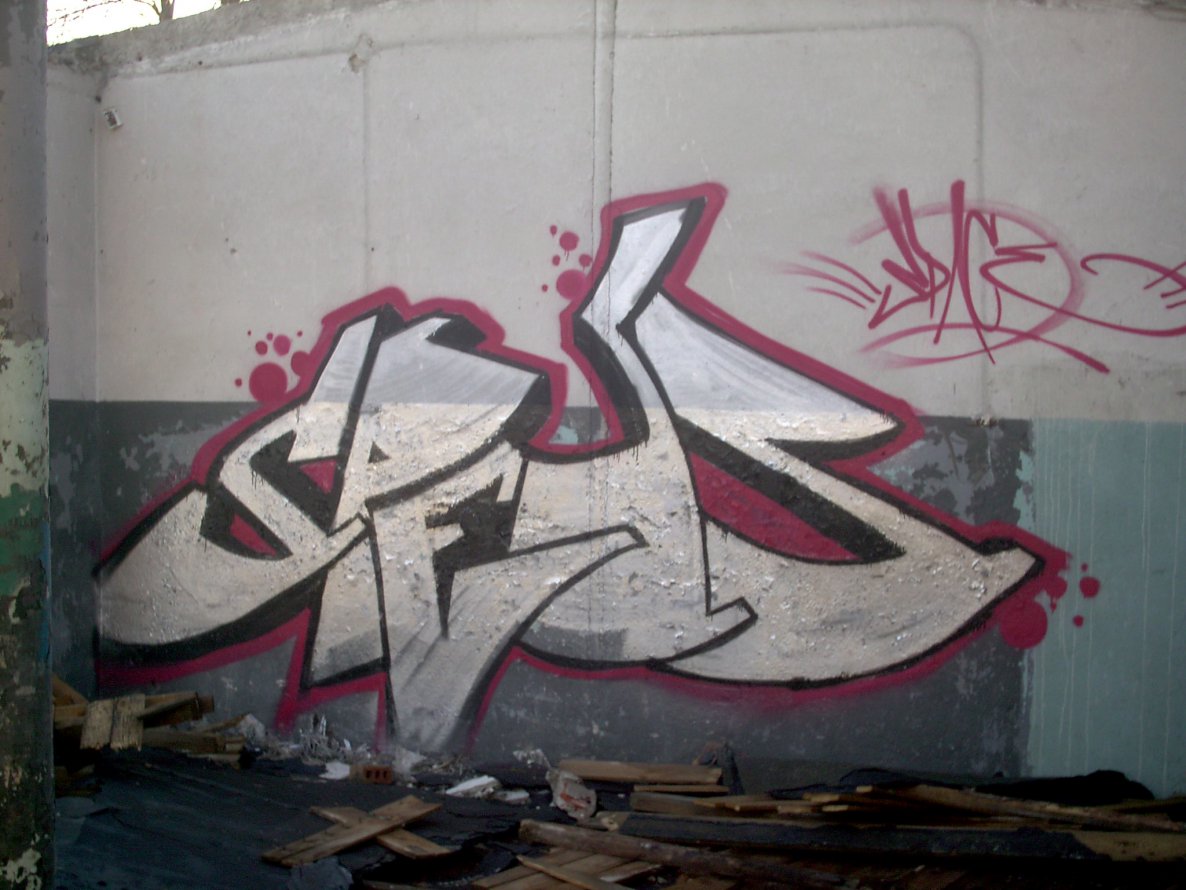 Graffiti Bombing - Photo by Elmoney - El_space (2014)