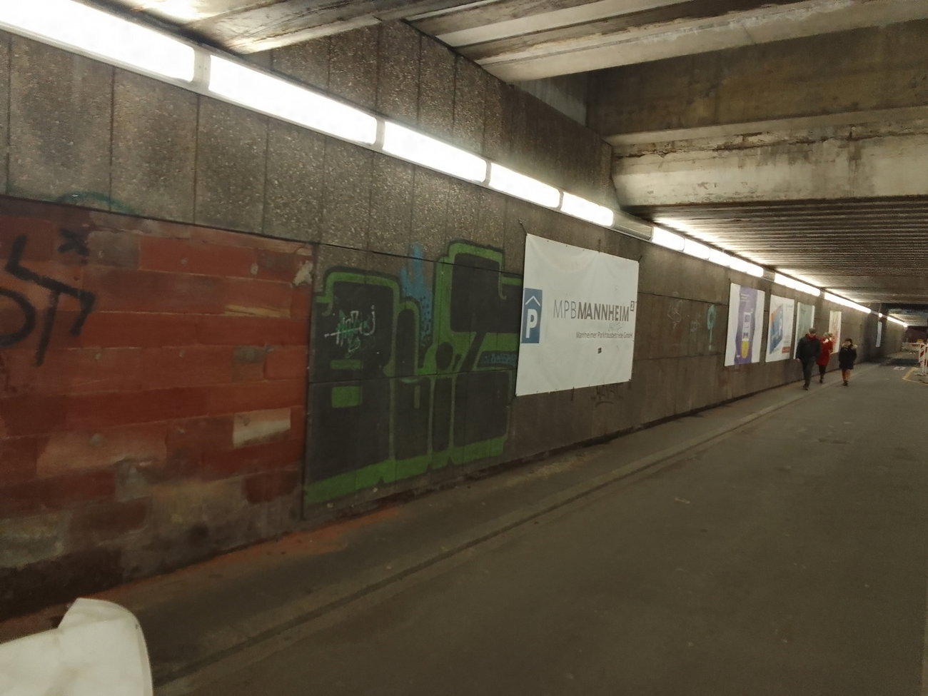 Graffiti Wall - Photo by Endtooend - 8bit