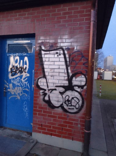 Graffiti Wall - Photo by Endtooend - F