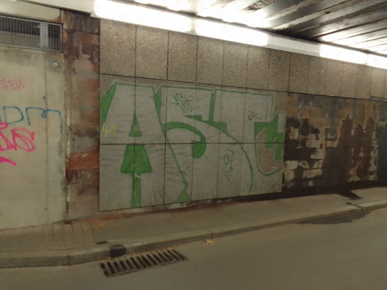 Graffiti Wall - Photo by Endtooend - Ast