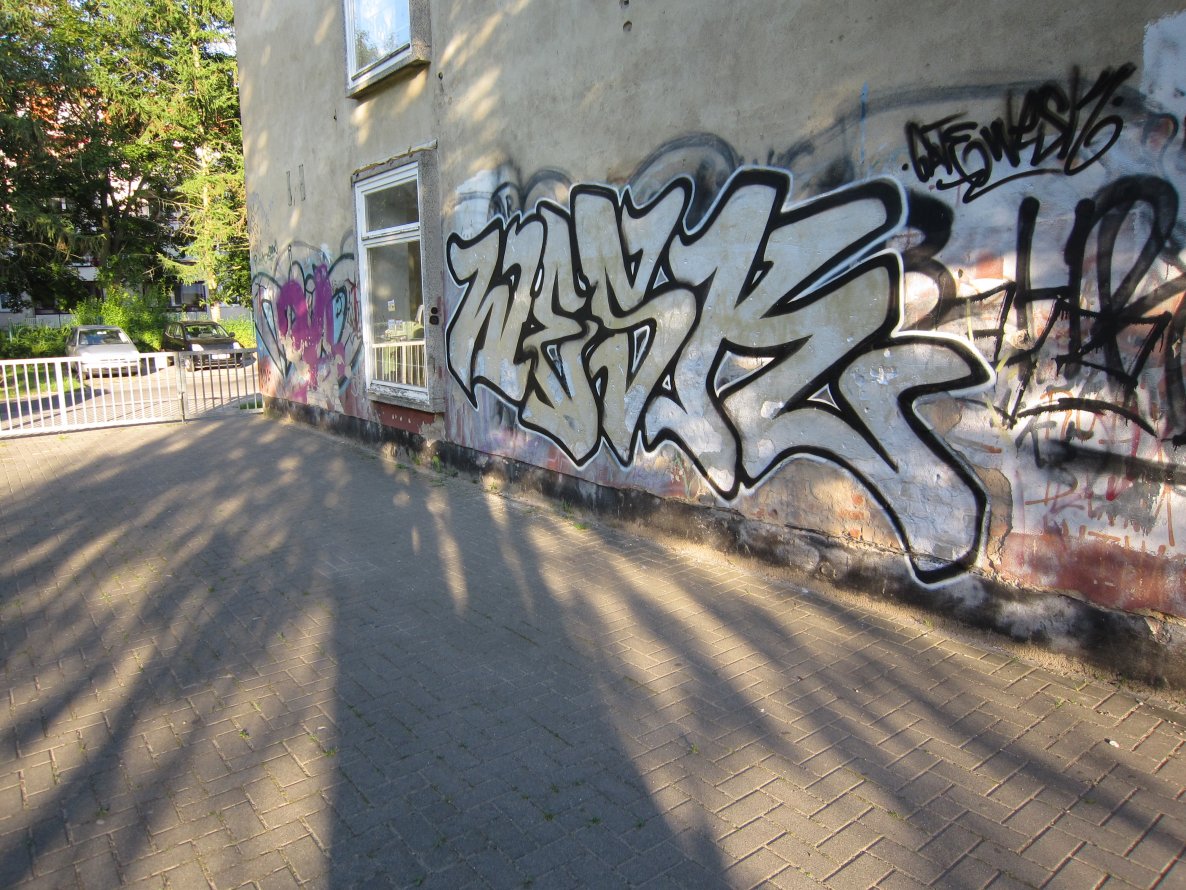 Graffiti Bombing - Photo by Escape - wesk (2014)