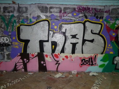 Graffiti Bombing in Greece - Photo by EsonTnas - esn, cure, tnas (2013)