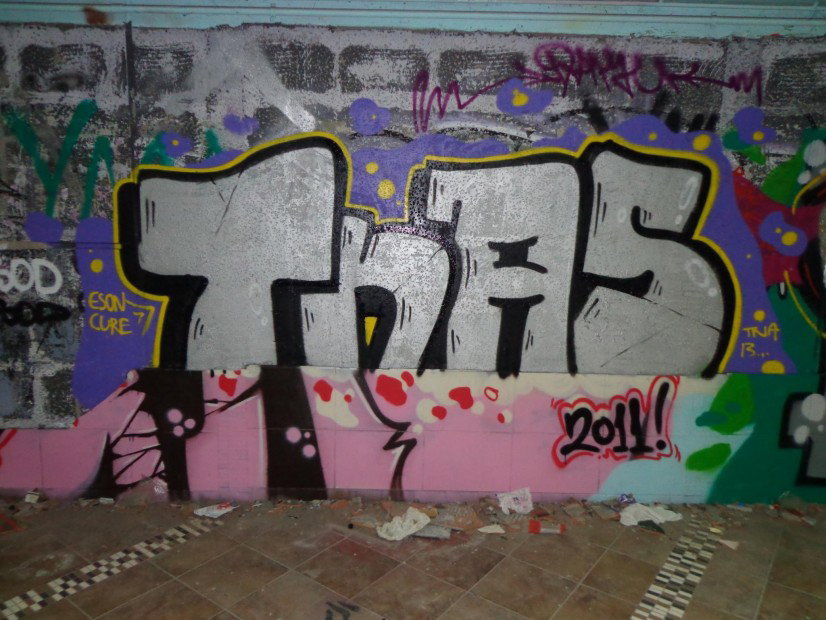 Graffiti Bombing in Greece - Photo by EsonTnas - esn, cure, tnas (2013)