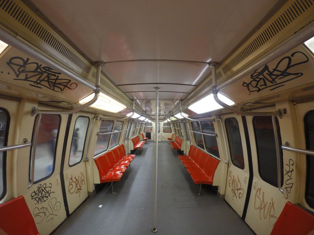 Graffiti Train in Bucharest - Photo by Estar737 - bucharest, underground, metro (2015)