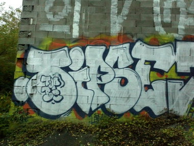 Graffiti Bombing in Prague - Photo by Exist333 - Oipse