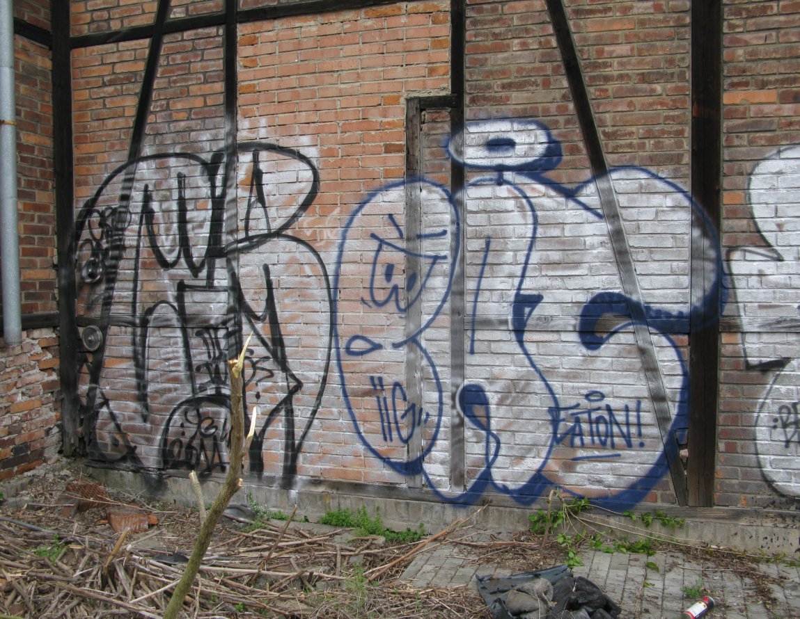 Graffiti Bombing in Prague - Photo by Exist333 - Crap, Eaton