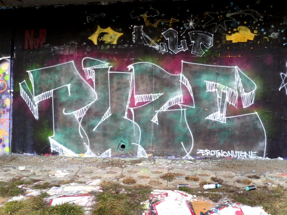 Graffiti Wall in Prague - Photo by Exist333 - Puze