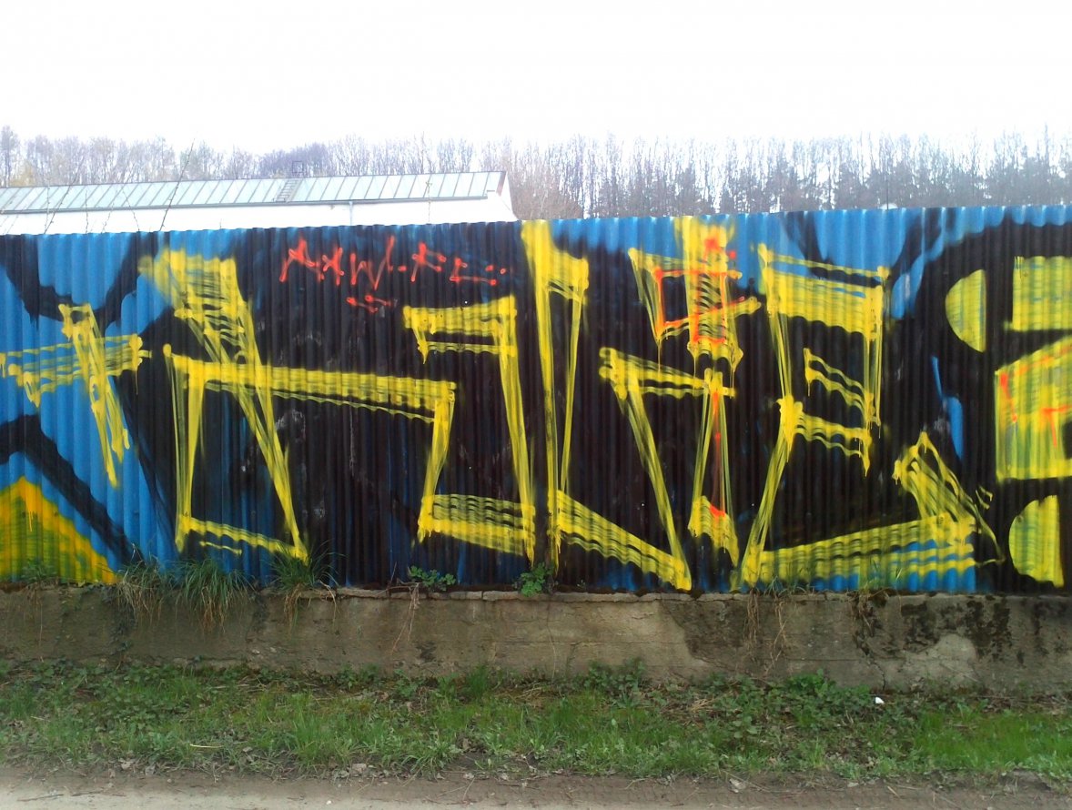 Graffiti Bombing in Prague - Photo by Exist333 - Hovie