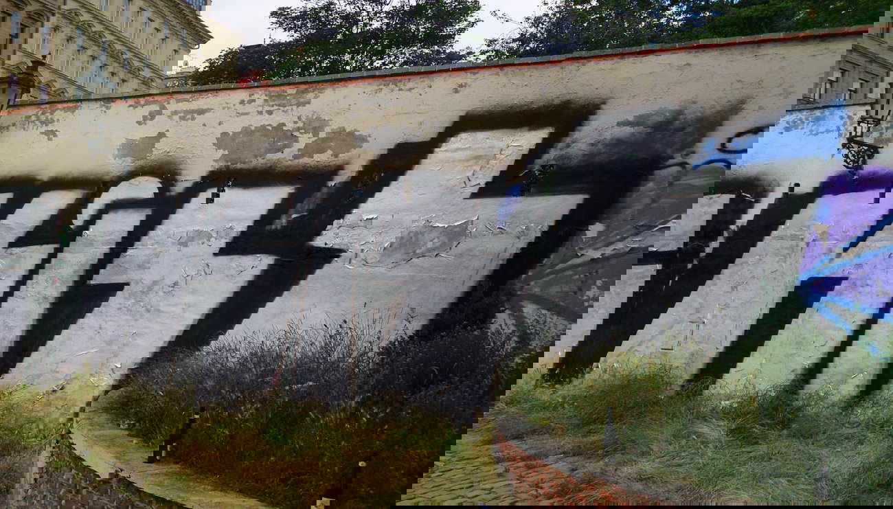 Graffiti Bombing in Prague - Photo by Exist333 - Kiss, crew