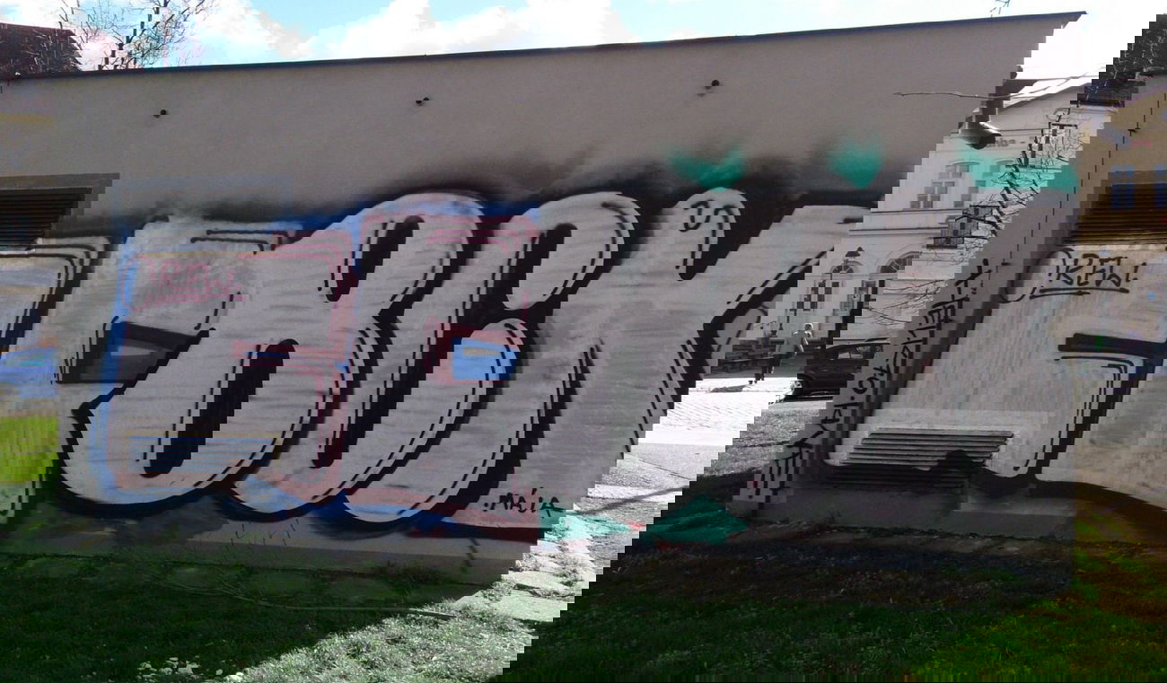 Graffiti Bombing in Praha - Photo by Exist333