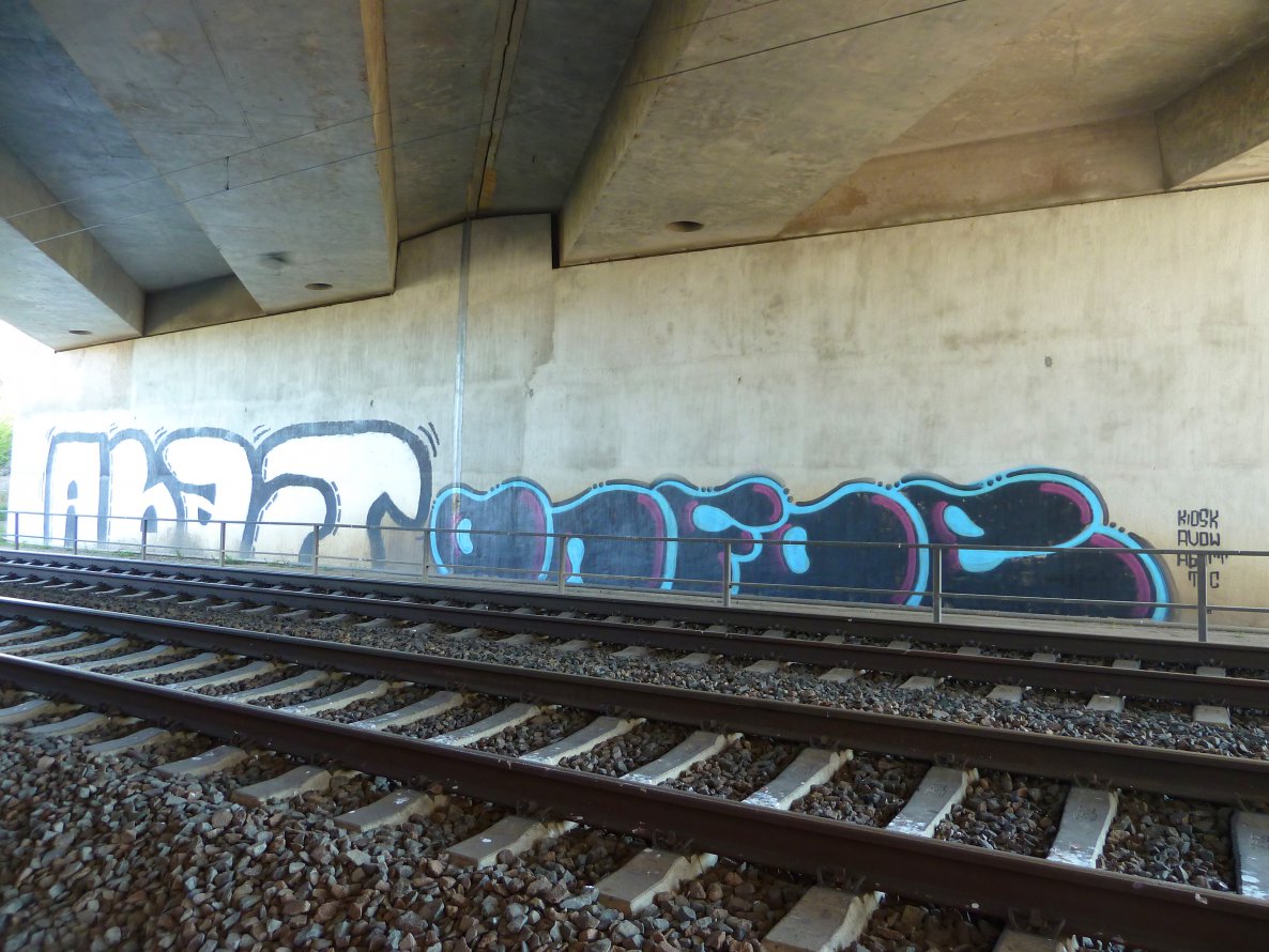 Graffiti Bombing - Photo by FOESandFriends - Abart, onfoe, Crew