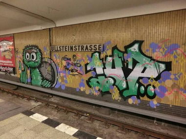 Graffiti Bombing in Berlin - Photo by Fabsen - 1up, one, up