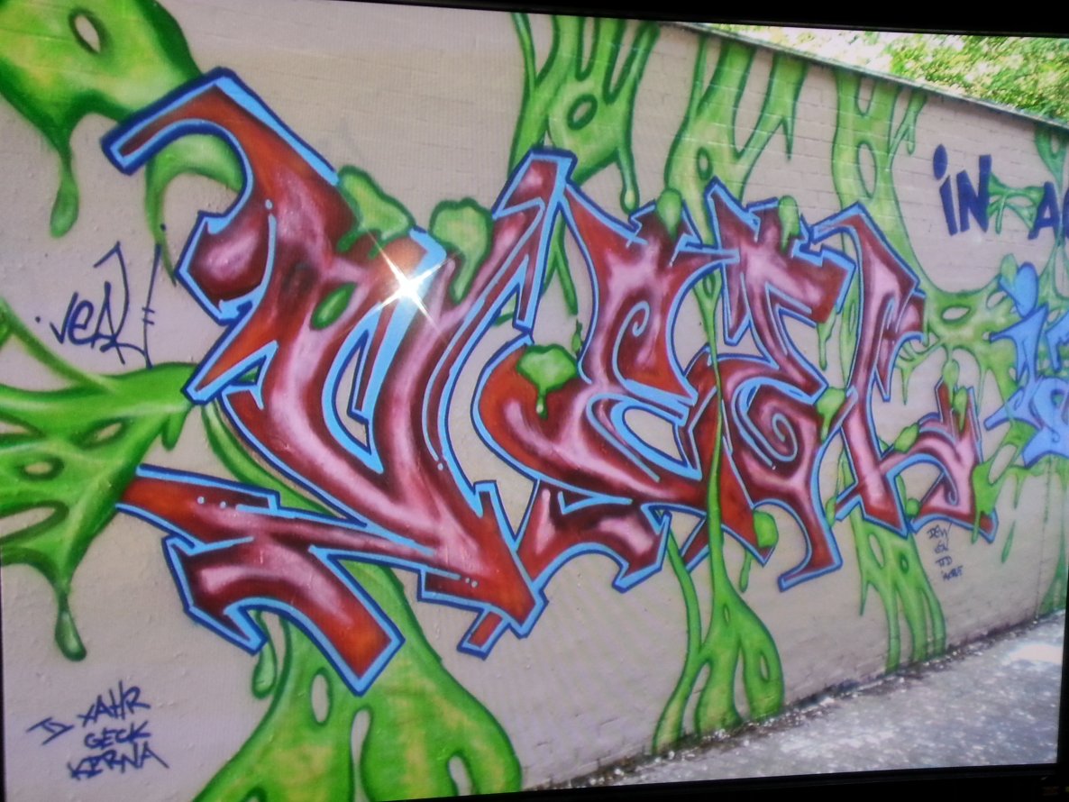 Graffiti Wall - Photo by Fatcap - veel, aka, xahr