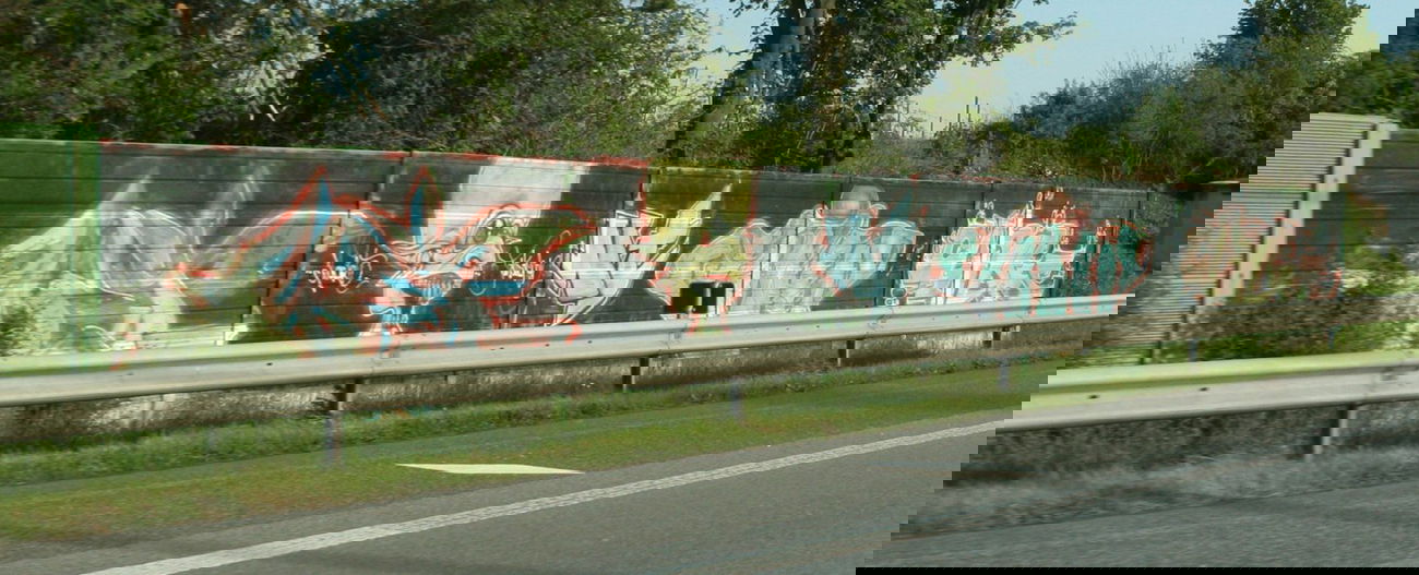 Graffiti Bombing - Photo by FlowRain (alt)