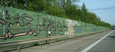 Graffiti Wall - Photo by FlowRain - surf?, nash (alt)