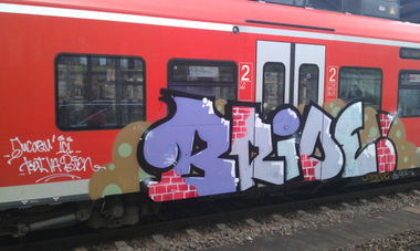 Graffiti Train - Photo by FlowRain - BRIDE (2012)