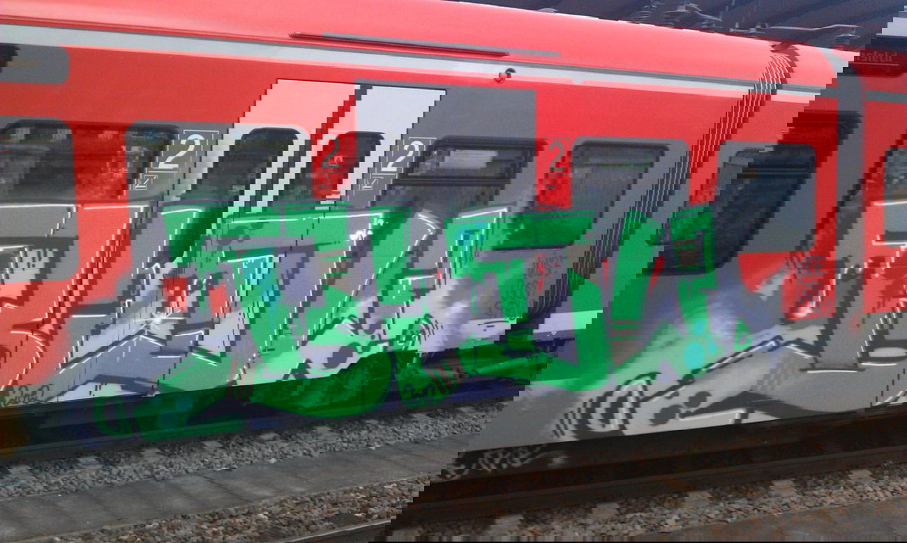 Graffiti Train - Photo by FlowRain - BLOW (2012)