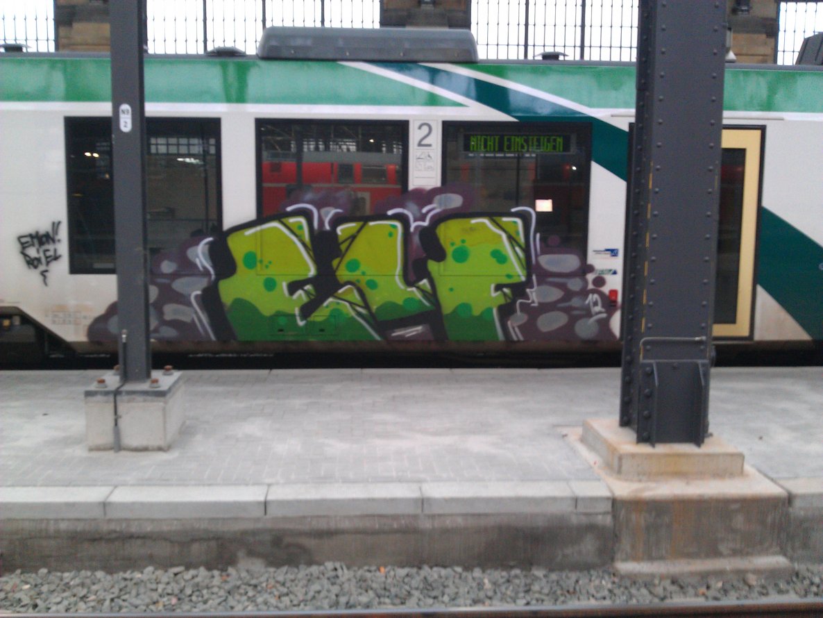 Graffiti Train - Photo by FlowRain - Elf