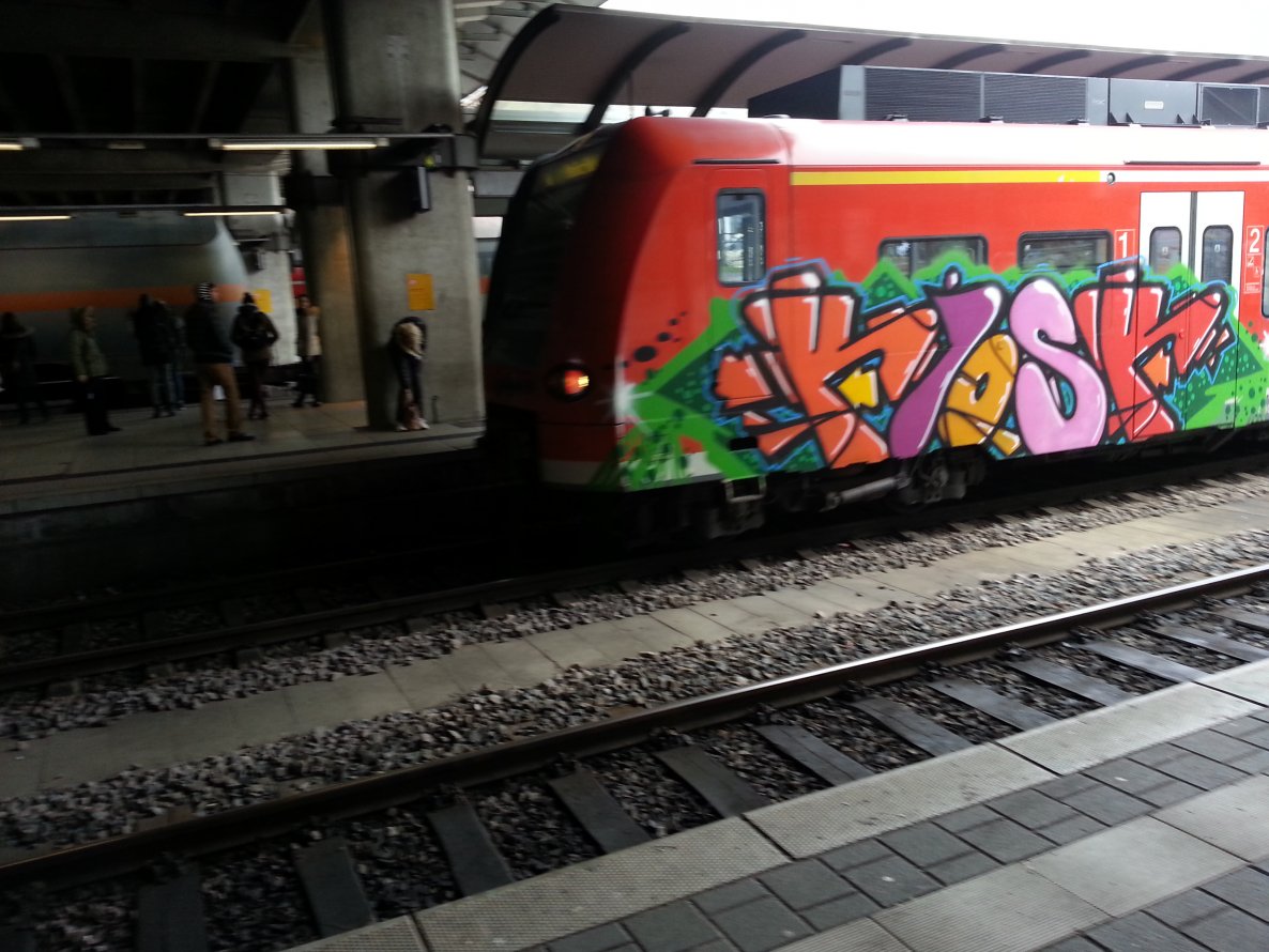 Graffiti Train - Photo by FlowRain - Kiosk