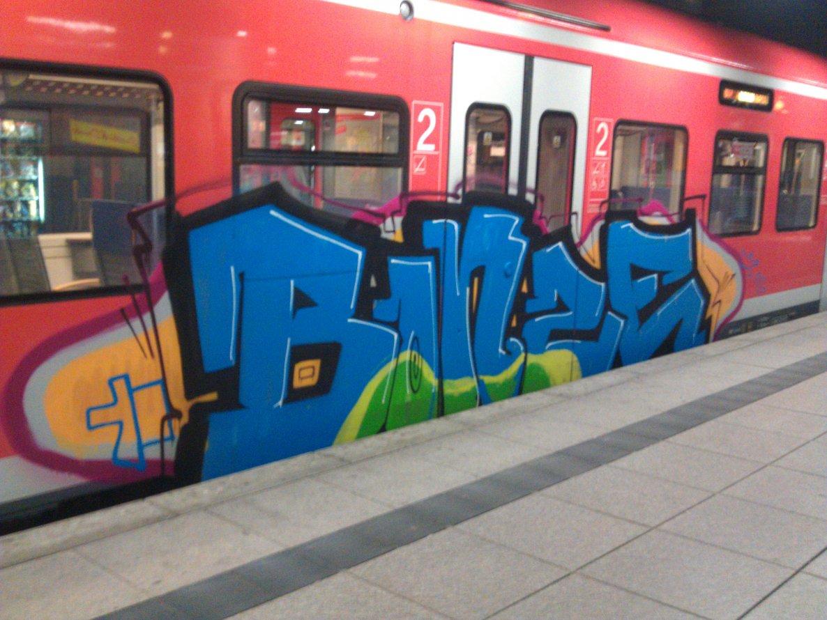 Graffiti Train - Photo by FlowRain - Bonze