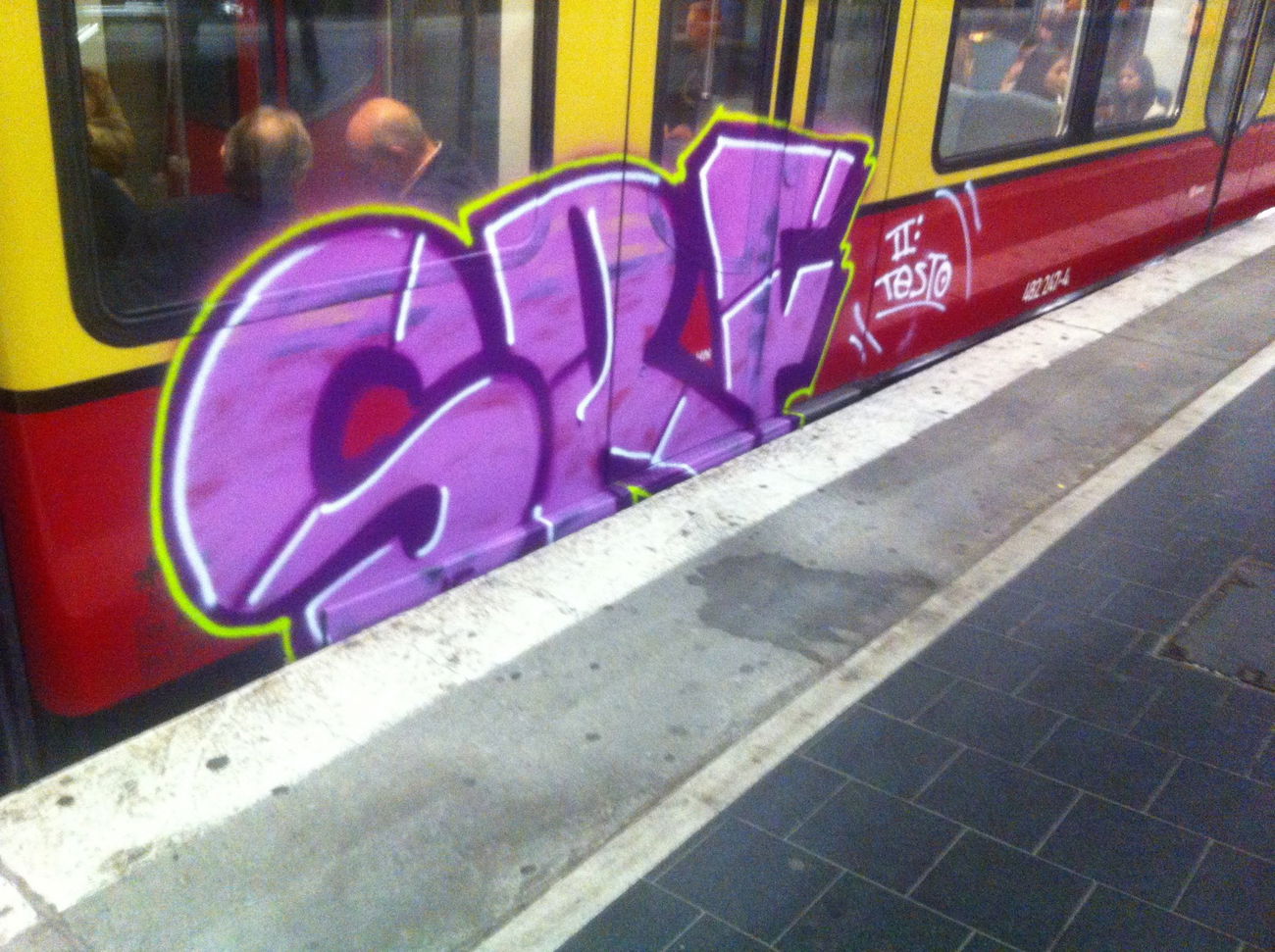 Graffiti Train - Photo by FrankOner - SRF