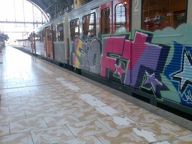 Graffiti Train - Photo by FrankfurtHG - Taunusbahn, Frankfurt, Hbf