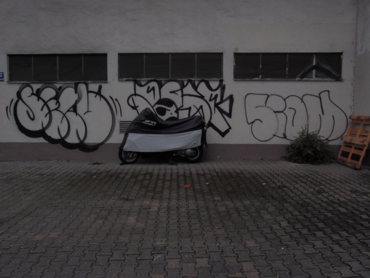 Graffiti Bombing - Photo by FrankfurtMaximal - frankfurtmaxima, selv, resq