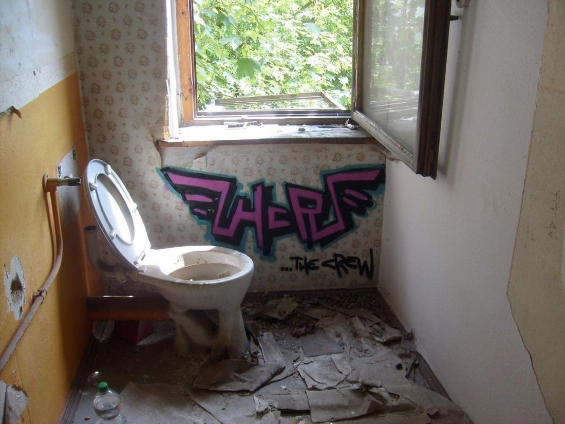 Graffiti Bombing - Photo by FreakHcr - HCR