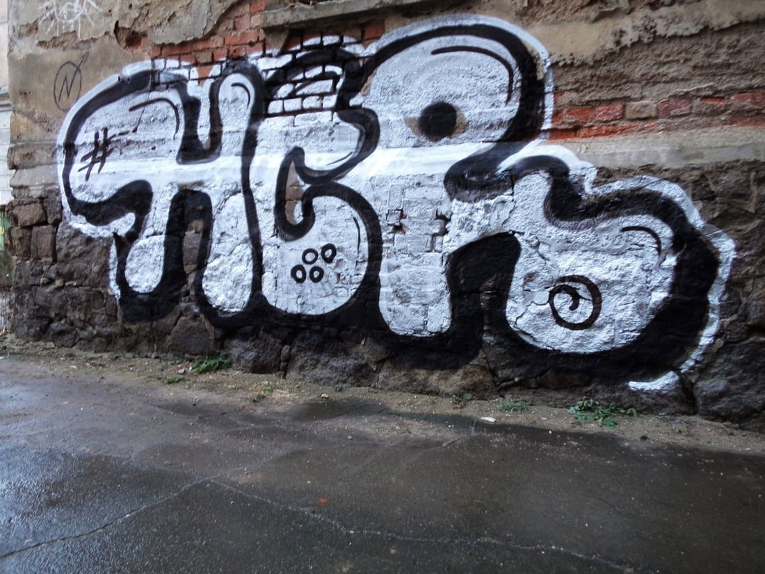 Graffiti Bombing - Photo by FreakHcr - HCR