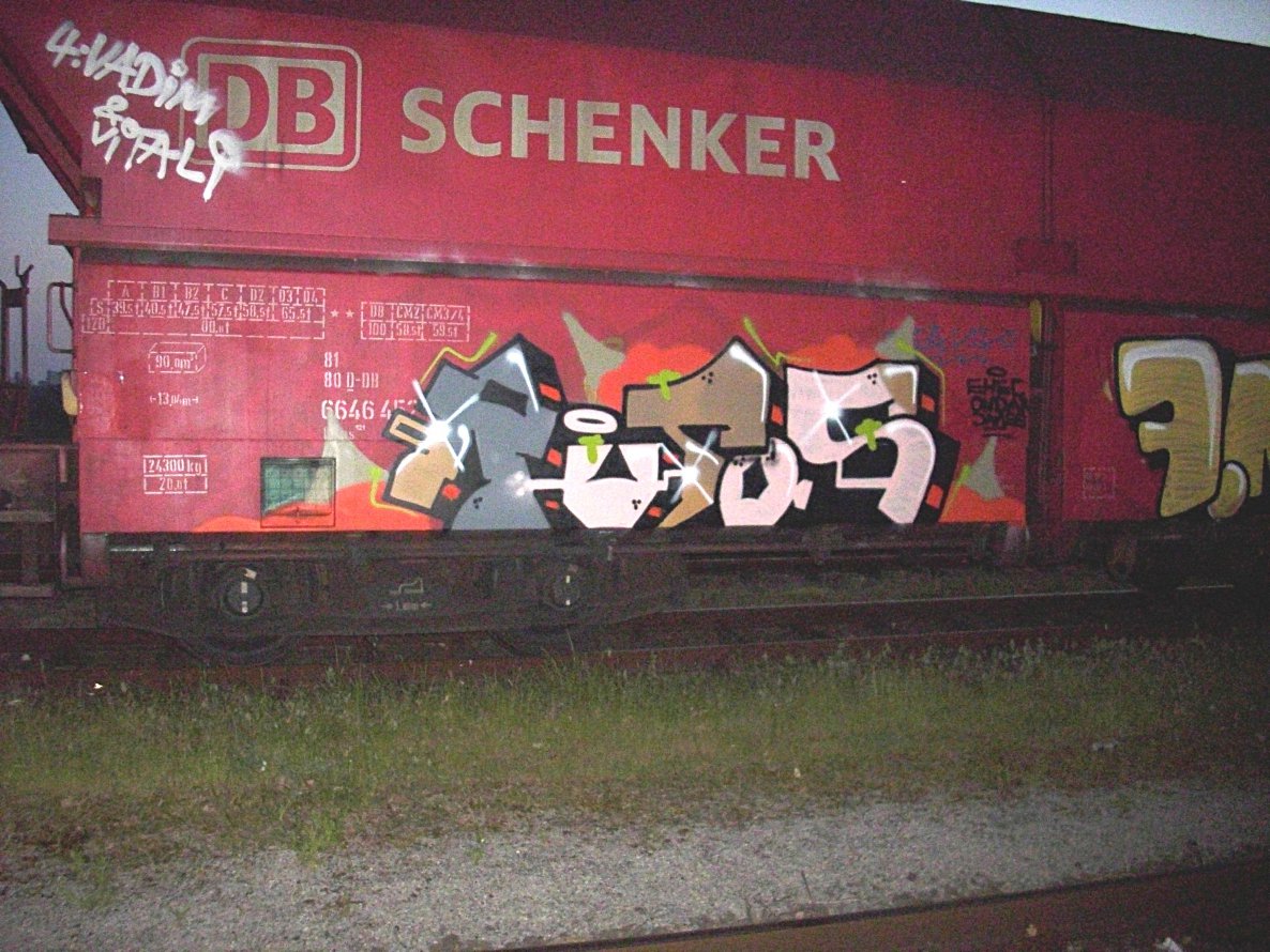 Graffiti Train - Photo by FreightsRipper - autos, ehec, freight