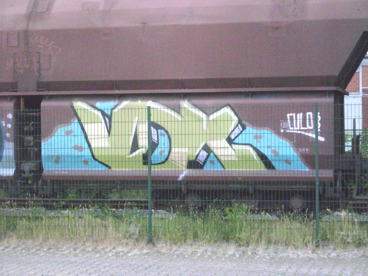Graffiti Train - Photo by FreightsRipper - vdk, fr8, freight