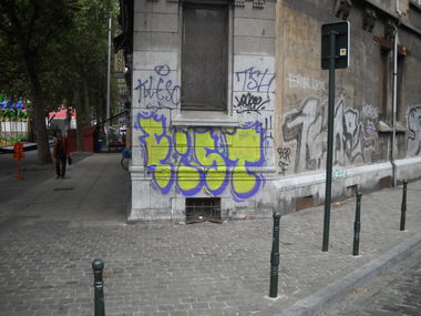 Graffiti Wall in Bruxelles - Photo by Fremi - Fist (2013)
