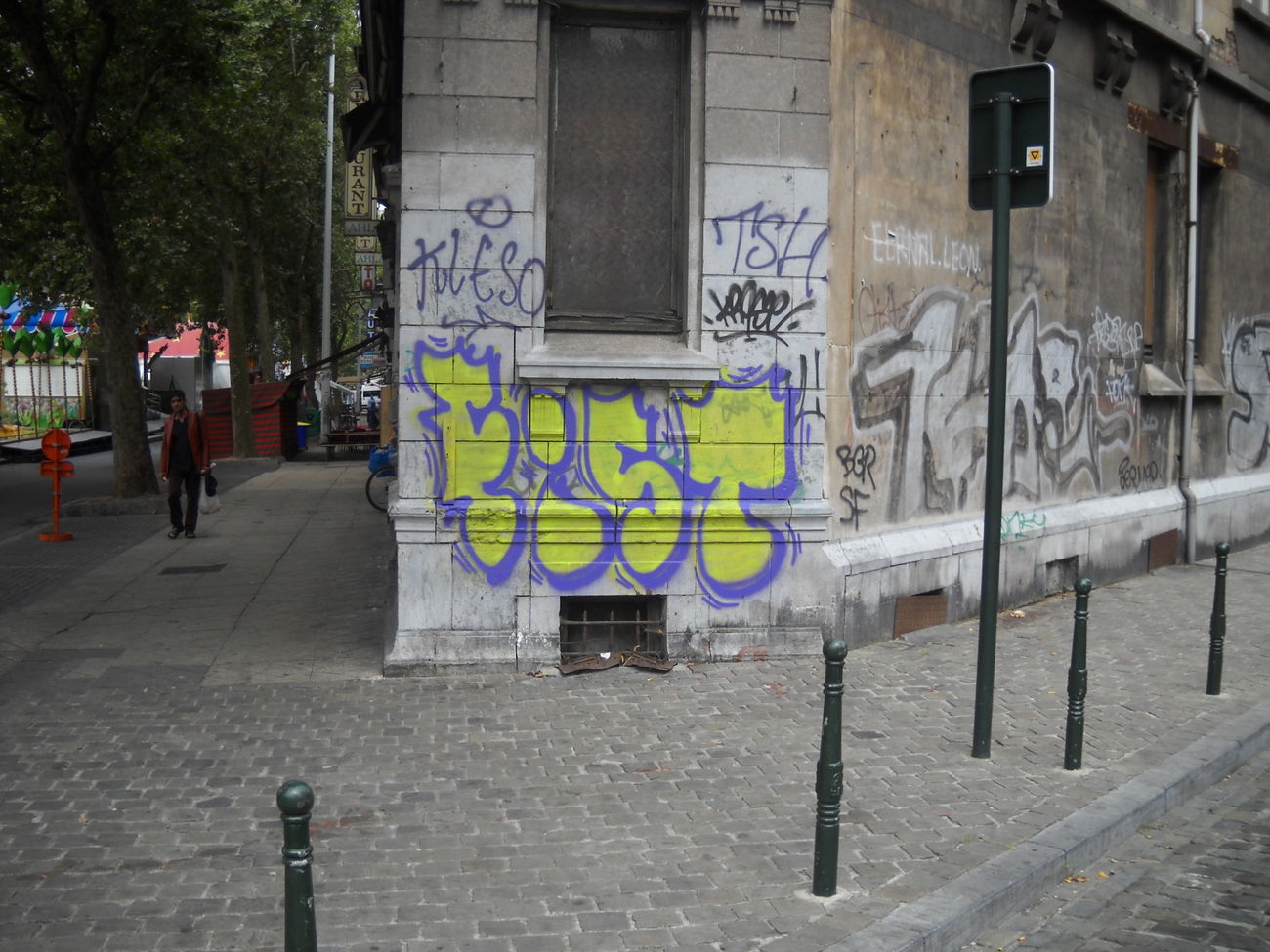 Graffiti Wall in Bruxelles - Photo by Fremi - Fist (2013)