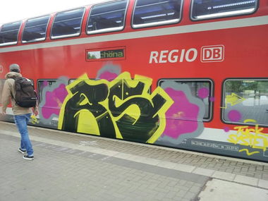 Graffiti Train - Photo by FtKdsRHrdR2KdnP (2015)