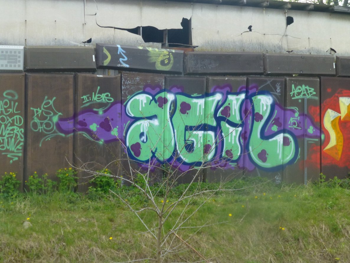 Graffiti Bombing - Photo by FtKdsRHrdR2KdnP - AGIL (2015)