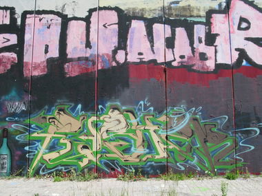 Graffiti Wall - Photo by Fushie_DaFush - fush, fusher, snk (2014)